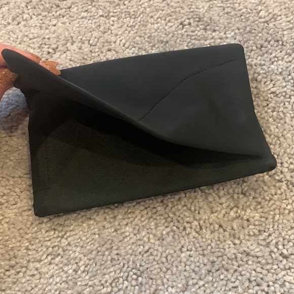 Running Buddy Magnetic Buddy Pouch – Beltless “No Bounce” Pouch / Waist Pack - Picture 5 of 12